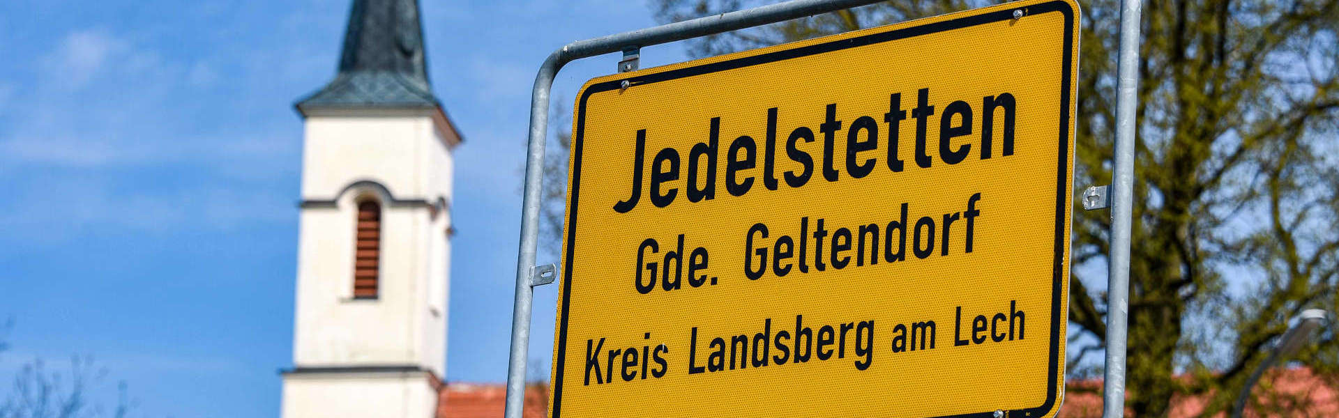 Ortsschild und Kapelle Jedelstetten