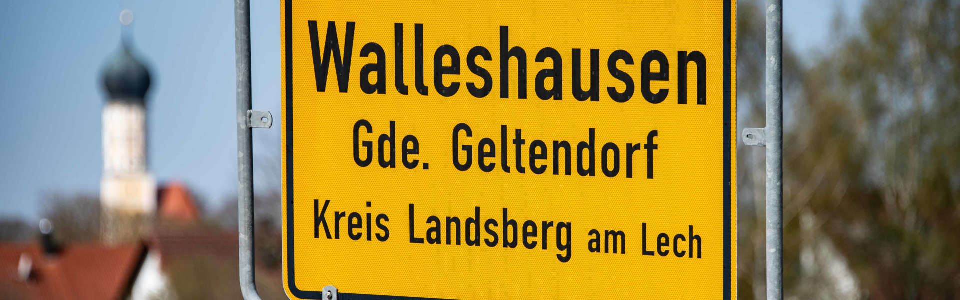 Ortsschild Walleshausen mit Kirche Walleshausen