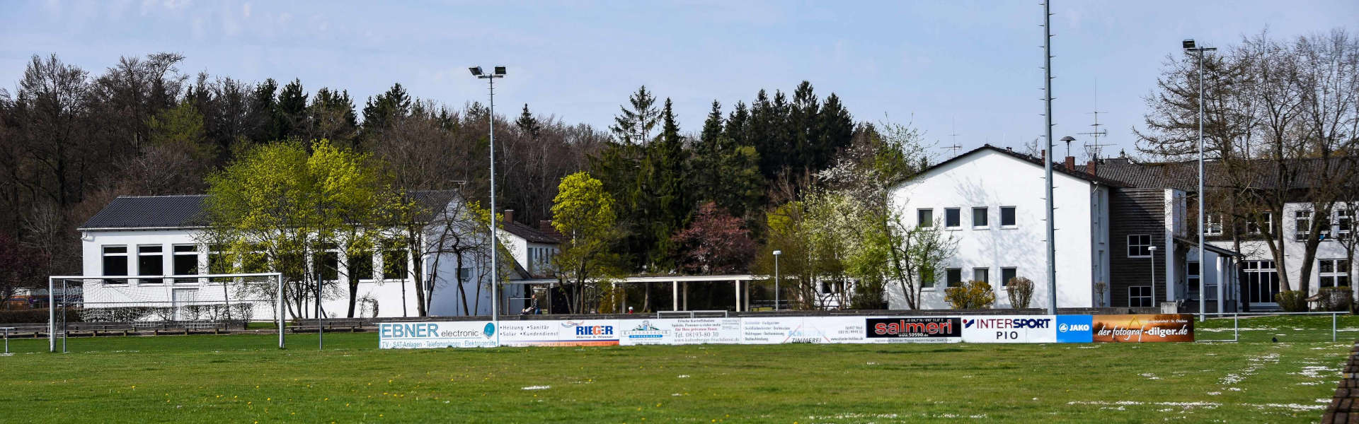 Turnhalle und Schule - Ansicht aus Osten