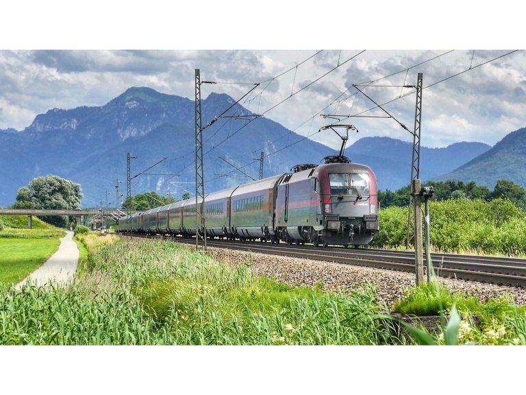 Zug_Schienenverkehr_Bahn